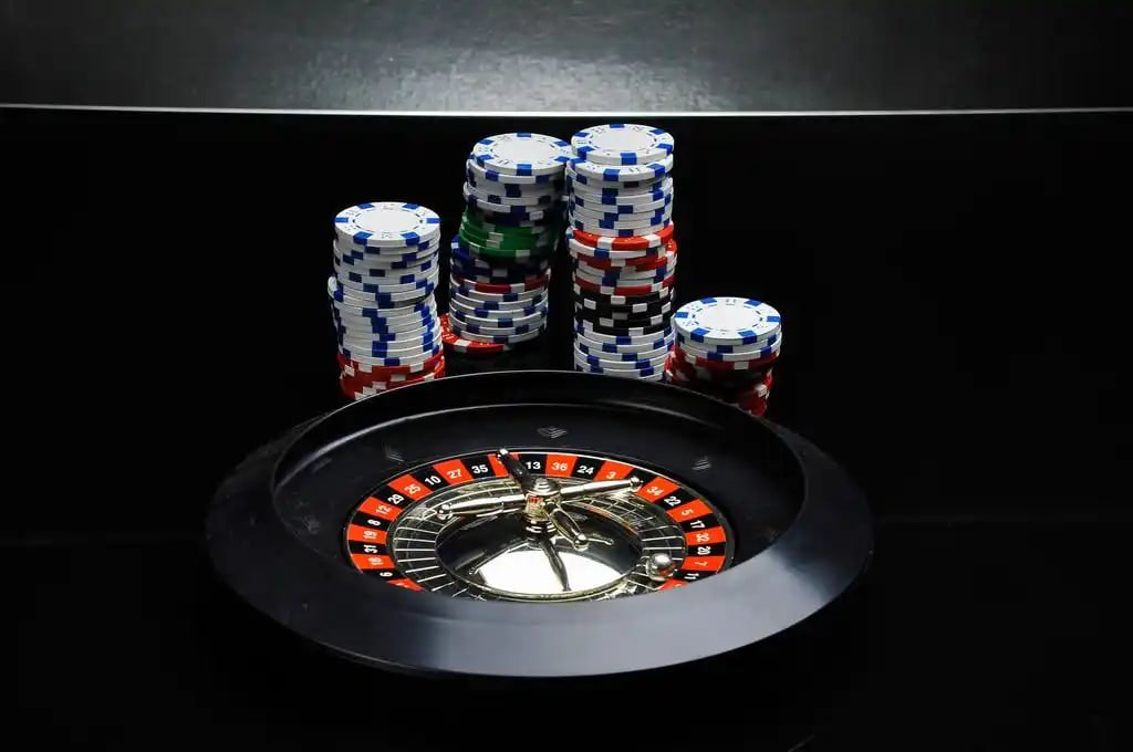 Antarmuka aplikasi kiss toto menampilkan menu permainan kasino live, slot, dan olahraga