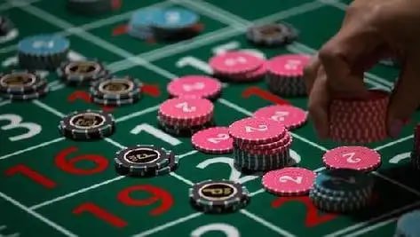 Tabel pembayaran Caishen Wins menampilkan nilai simbol dan kombinasi pemenang dengan detail lengkap